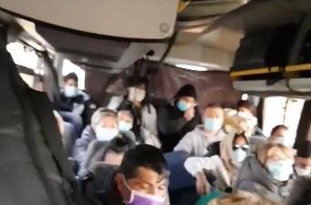 Inghesuiti in autocar, Foto: Captura video