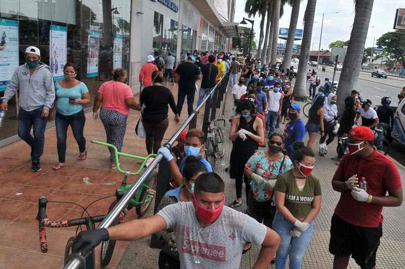 Coada la un mall din Guayaquil, Foto: Jose SANCHEZ / AFP / Profimedia