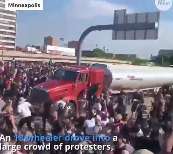 Camion fortand trecerea printre manifestanti (Screenshot), Foto: Hotnews