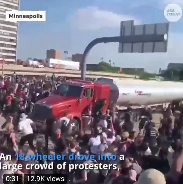 Camion fortand trecerea printre manifestanti (Screenshot), Foto: Hotnews