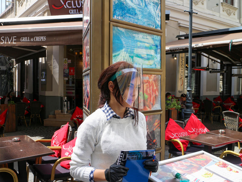 Fata cu vizieră din Centrul Vechi, Foto: Maria Grosu