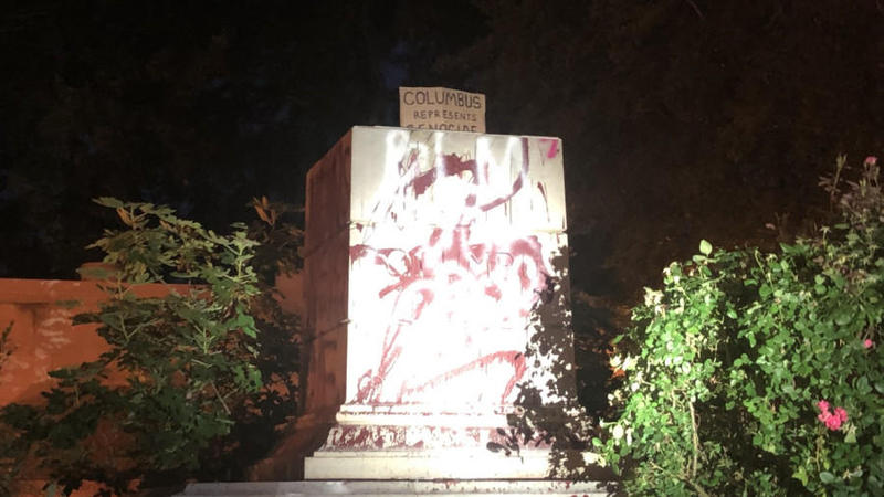 Soclul statuii lui Columb dupa vandalizare, Foto: Captura video