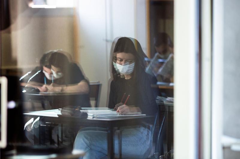 Elevi cu masca, Foto: Jean-Christophe Milhet / AFP / Profimedia