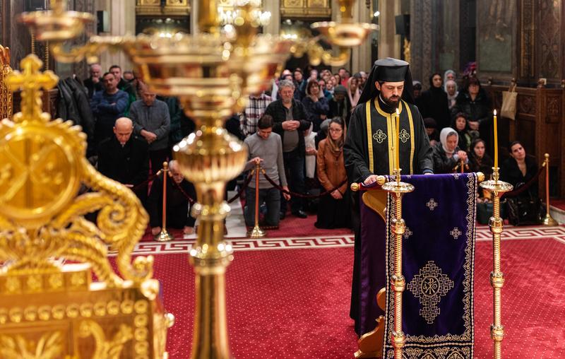 Slujba in biserica, Foto: Basilica.ro / Raluca Ene