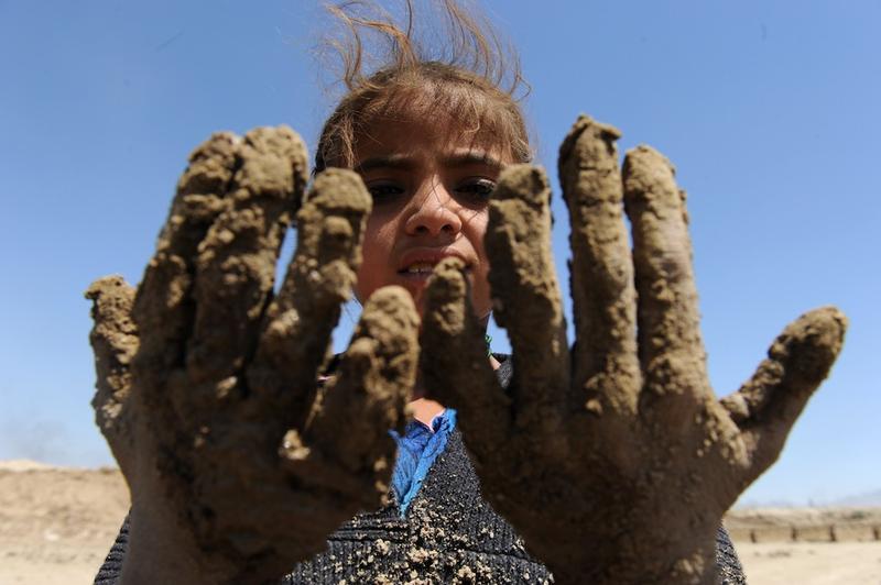 Copil afgan care muncește într-o fabrică de cărămizi, Foto: SHAH MARAI/AFP/Profimedia Images