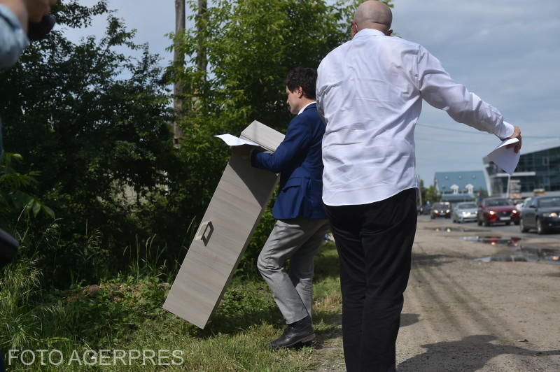 Nicusor Dan, cu dulapul lui Bădulescu, Foto: AGERPRES