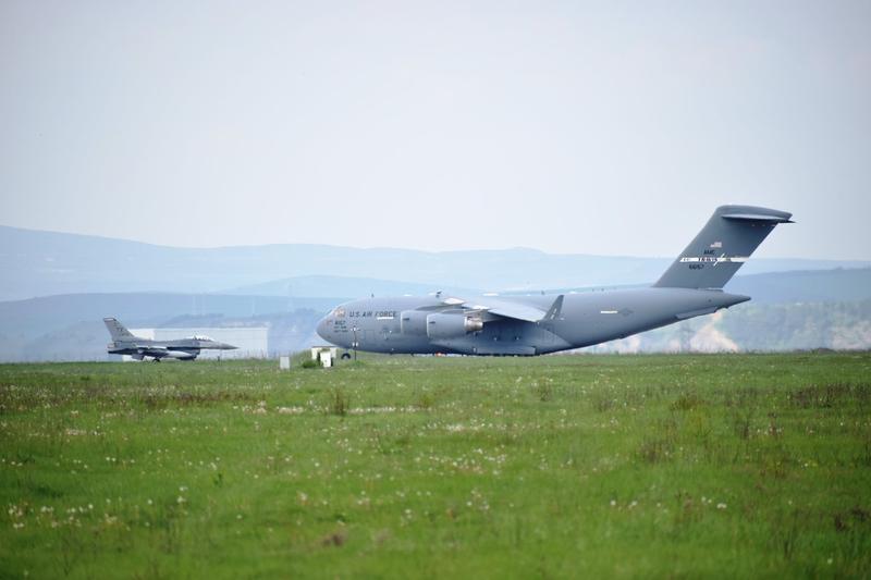 Avioane americane la bza de la Câmpia Turzii, Foto: Fortele Aeriene Romane