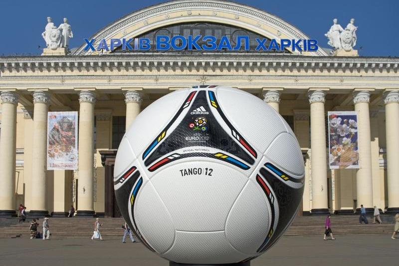 O minge in fata garii din Harkov, Ucraina, la Euro 2012, Foto: Byelikova | Dreamstime.com