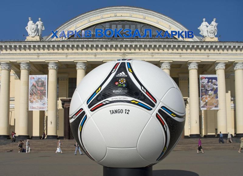 O minge in fata garii din Harkov, Ucraina, la Euro 2012, Foto: Byelikova | Dreamstime.com