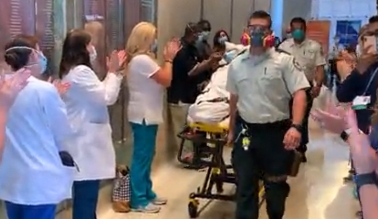 barbat aplaudat la externare dupa 106 zile , Foto: Captura video