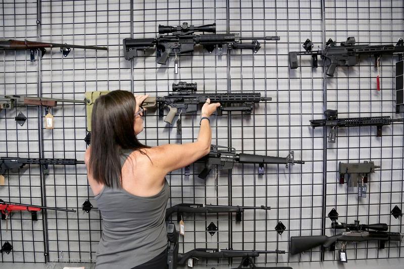 Clienta la magazin de arme din Florida, Foto: Douglas R. Clifford / Zuma Press / Profimedia