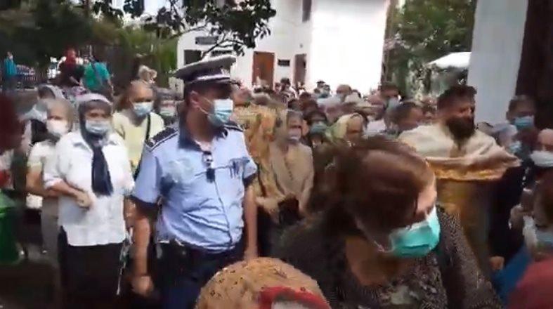 inghesuiala la biserica, Foto: Captura