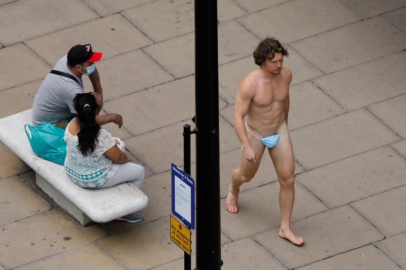 Doar cu masca de protectie, pe Oxford Street, Londra, Foto: Tolga AKMEN / AFP / Profimedia