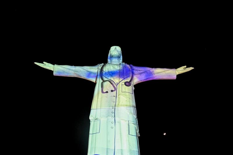 Imaginea unui doctor, proiectata pe statuia Cristo Rey, Foto: Luis ROBAYO / AFP / Profimedia