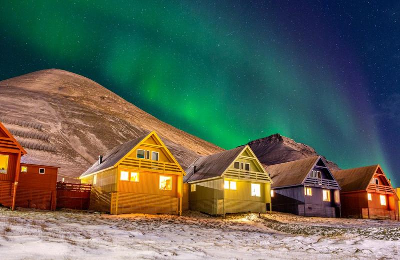 Aurora boreala si casele din Longyearbyen, Foto: Martinmates | Dreamstime.com