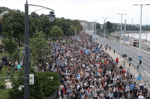 Oameni, în stradă, în apărarea libertății presei, Foto: editiadedimineata.ro