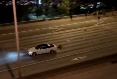 O masina a intrat in multime, Foto: youtube.com