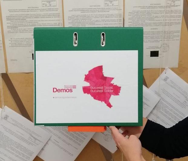 Semnaturile stranse de Demos au incaput intr-o mapa, Foto: Facebook - Demos