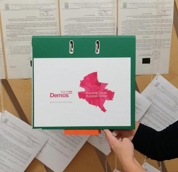 Semnaturile stranse de Demos au incaput intr-o mapa, Foto: Facebook - Demos
