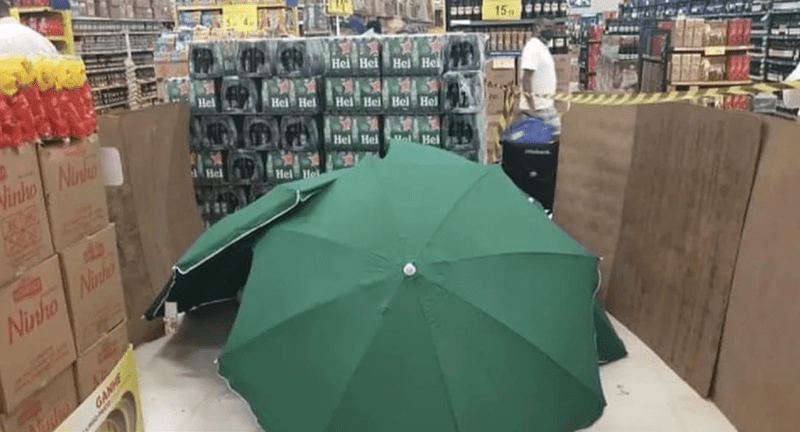 cadavru acoperit cu umbrele Carrefour Brazilia, Foto: Captura YouTube