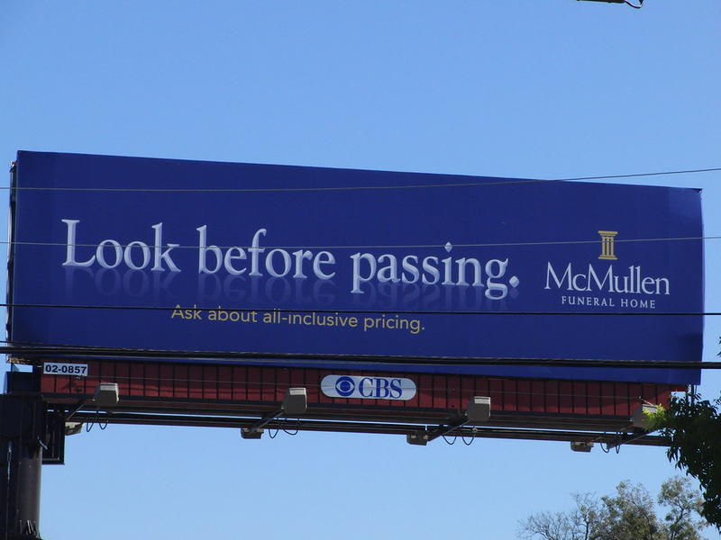 Reclama casa funerara, Foto: Flickr