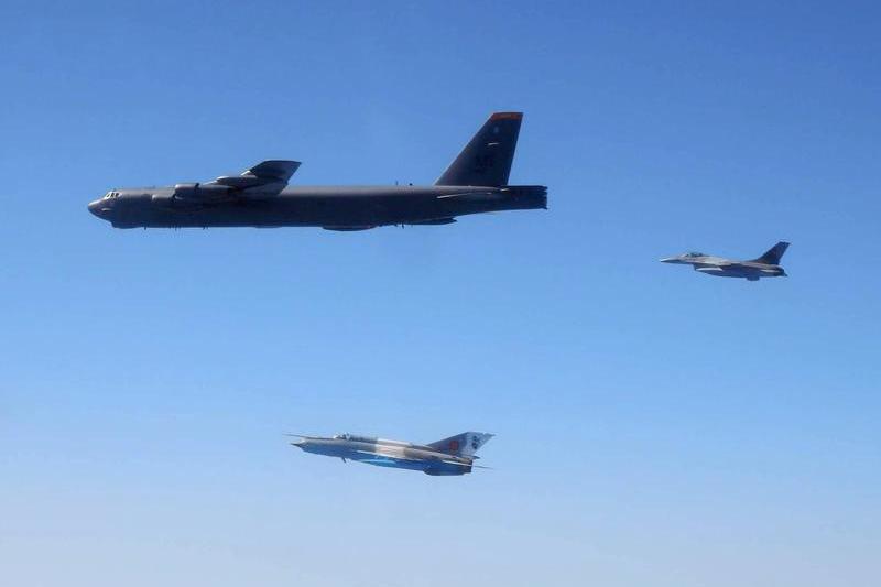 Avioane de vanatoare romanesti alaturi de un B-52, Foto: MApN