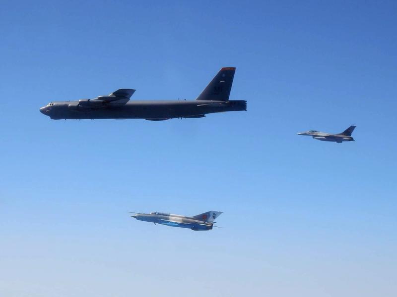 Avioane de vanatoare romanesti alaturi de un B-52, Foto: MApN