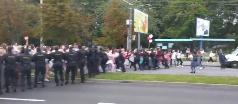Femeile vs fortele de ordine din Belarus, Foto: Captura video