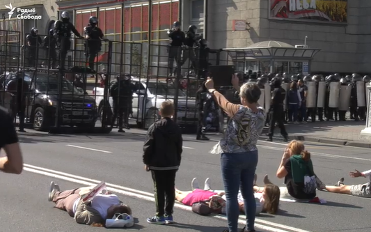 Femeile infrunta fortele de ordine la Minsk, Foto: captura video