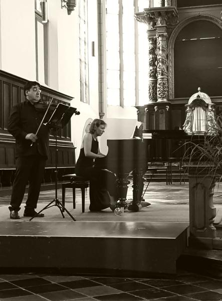 Teo și Karina în Biserica Sf Nicolae-Aachen, Foto: Hotnews