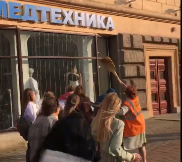 reprezentant al fortelor de ordine batut cu matura, Foto: Captura video