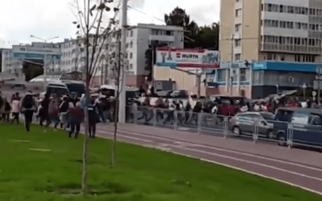 Politistii fugaresc protestatarii pentru a-i aresta, Foto: Captura video