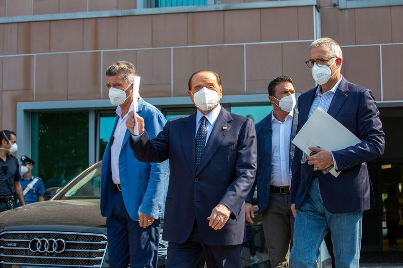 Silvio Berlusconi la externarea din spital, Foto: Massimo Alberico / Shutterstock Editorial / Profimedia