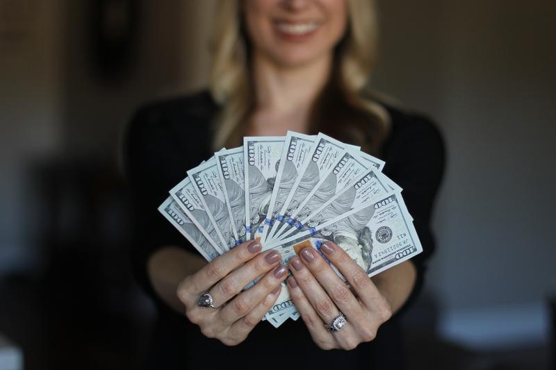 La fiecare leu primit salariu de un bugetar, angajatul din privat lua 70 de bani, Foto: Hotnews