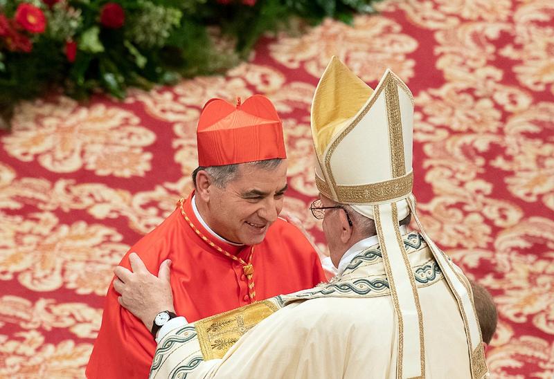 Cardinalul Giovanni Angelo Becciu alaturi de Papa Francisc, Foto: Vandeville Eric / Abaca Press / Profimedia Images