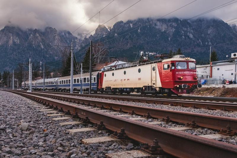 Un tren al CFR Calatori la Busteni, Foto: Stefania Gal