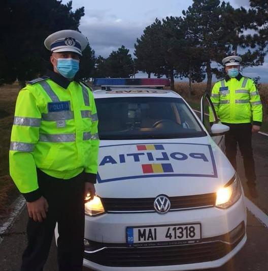 politistii care l-au oprit in trafic pe tanarul care a primit o amenda record, Foto: MAI