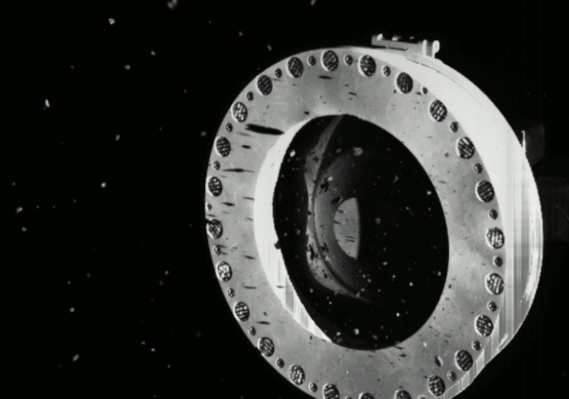 mici roci ies din sonda Osiris Rex, Foto: Captura NASA