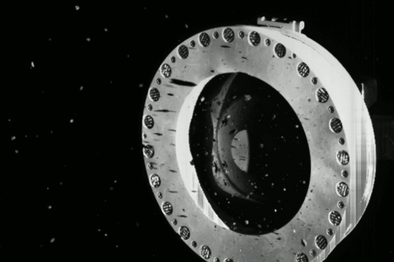 mici roci ies din sonda Osiris Rex, Foto: Captura NASA