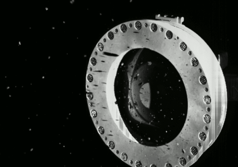 mici roci ies din sonda Osiris Rex, Foto: Captura NASA