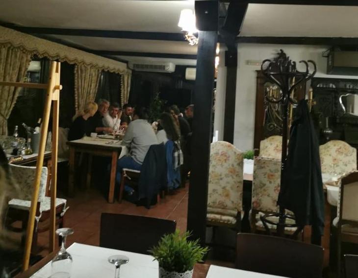 Ciolacu si Tudose, fotografiati la masa cu alte 10 persoane, Foto: USER UPLOADED