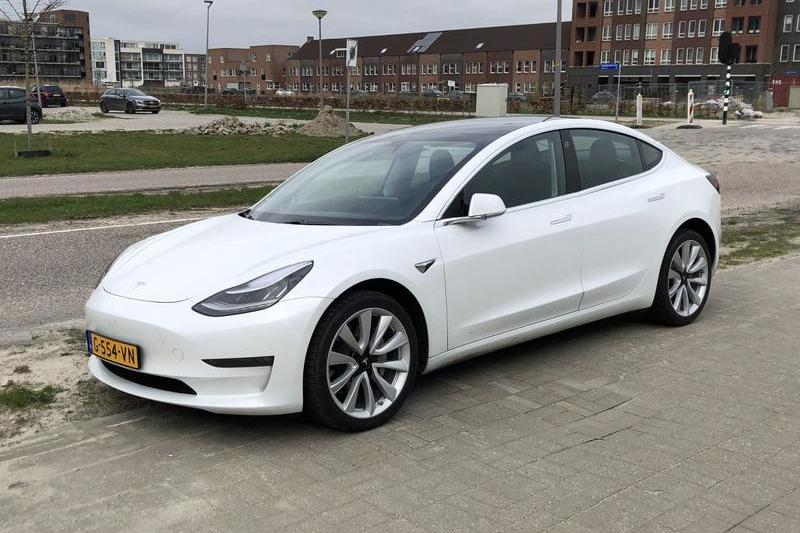 Masina Tesla Model 3, Foto: Jarretera, Dreamstime.com