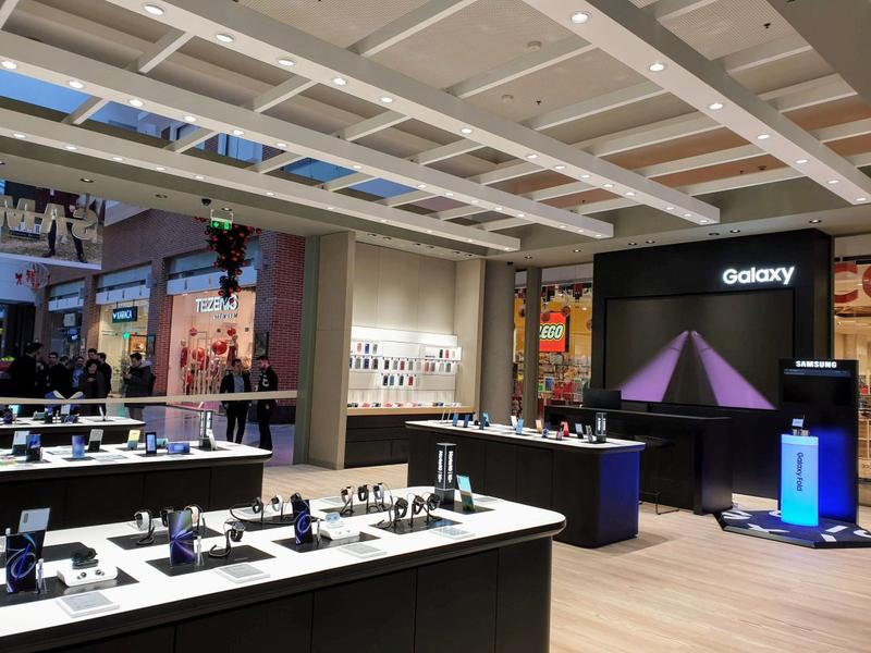 Intr-un magazin Samsung, Foto: Hotnews