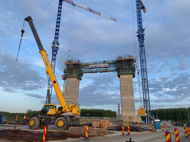 Se ridica pilonii Podului de la Brăila, Foto: MT