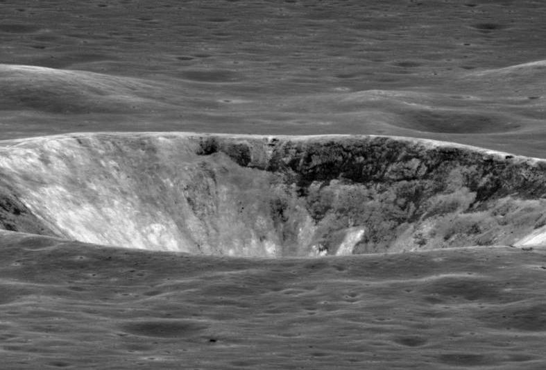 Un crater de pe Luna, Foto: NASA