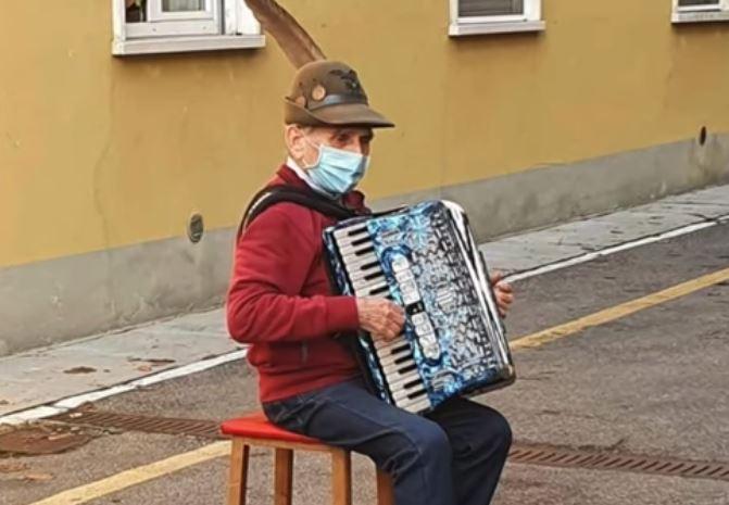 Stefano Bozzini ii canta sotiei, Foto: youtube.com