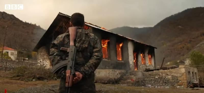 Armenii din Nagorno-Karabah isi ard casele inainte sa plece, Foto: Captura YouTube