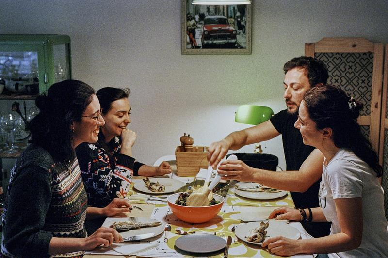 Românii încetinesc ritmul în care consumă, Foto: Hotnews