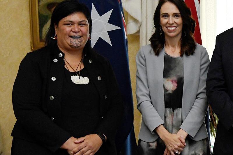 Nanaia Mahuta alaturi de premierul neozeelandez Jacinda Ardern, Foto: Bianca de Marchi / AFP / Profimedia Images