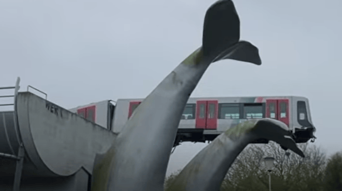 metrou deraiat salvat de o sculptura, Foto: Captura YouTube